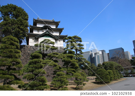 東京的春天 從皇居內部眺望富士見矢倉和東京車站大樓 歷史與現代的融合 102102938