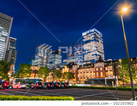 Night view in front of Tokyo Station *partially soft focus 102103902