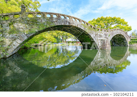 Spectacle Bridge in Isahaya Park in spring, Isahaya City, Nagasaki Prefecture 102104211