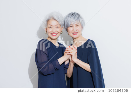 A woman with gray hair 102104506