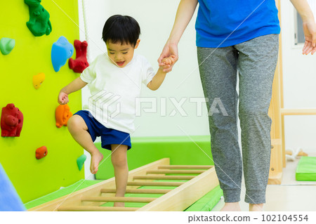 balance beam child 102104554