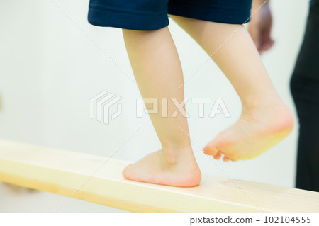 balance beam child 102104555