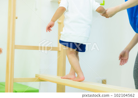 balance beam child 102104562
