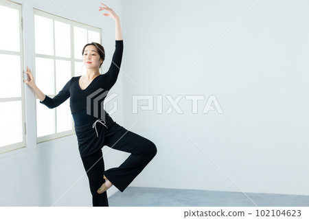 dancer stretching 102104623