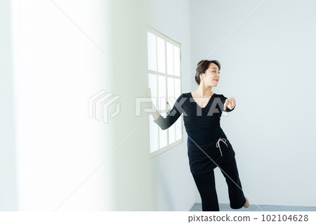 dancer stretching 102104628