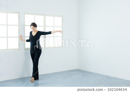 dancer stretching 102104634