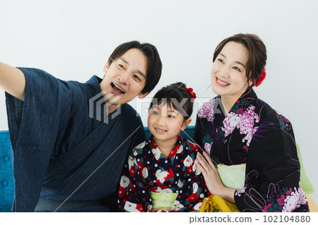 Yukata family dressing 102104880