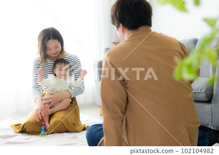 客廳嬰兒父母和孩子 客廳嬰兒父母和孩子 102104982