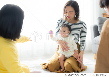 客廳嬰兒父母和孩子 102104987