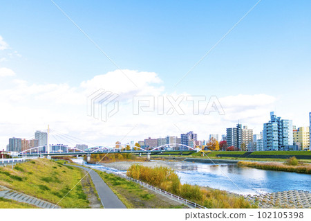Scenery of the riverbed of the Toyohira River (Sapporo, Hokkaido) 102105398