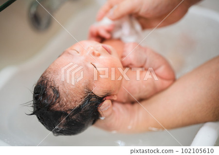 新生兒洗澡 102105610