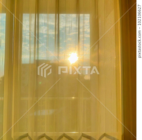 The yellow curtain can see through, see the sun. The yellow curtain can see through, see the sun. 102106627