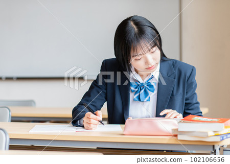 School girls studying in a cram school 102106656