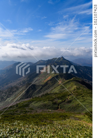 從山頂看到的Kengamine山。 從山頂看到的Kengamine山。 102107428