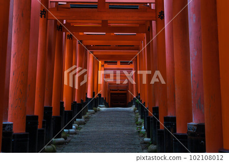 伏見稻荷神社,千本鳥居,古京都稻荷神社的本殿 伏見稻荷神社,千本鳥居,古京都稻荷神社的本殿 102108012