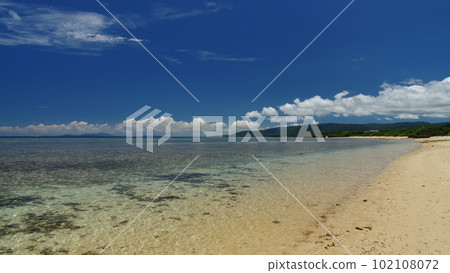 See Ishigaki Island in the distance from the Nakano coast of Iriomote Island 102108072