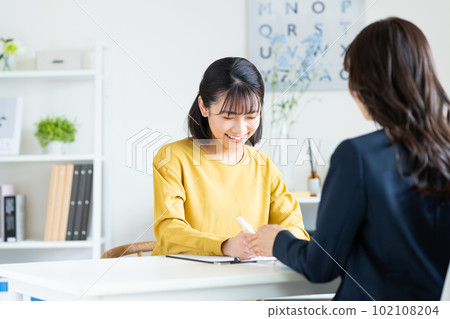 年輕女子諮詢 年輕女子諮詢 102108204