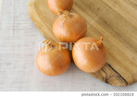 Photo of a group of onions 102108828