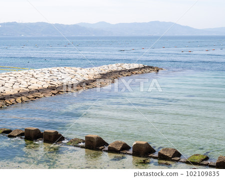 The scenery of Harimanada. A view from the coast in Akashi City, Hyogo Prefecture. (The land in the back of the photo is Awaji Island.) 102109835