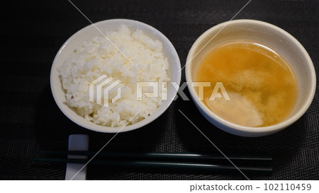 熱味噌湯和米飯 熱味噌湯和米飯 102110459
