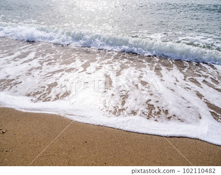 反射陽光和火花的海灘。 102110482