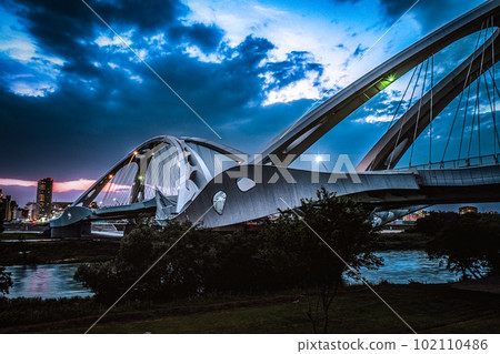 多雲暮色中的豐田大橋 102110486