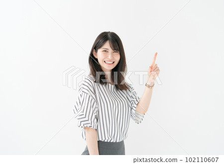 Female casual pointing guide 102110607