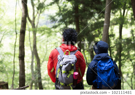 Amidst the fresh greenery, children's leisure and outdoor image.For summer holidays, parent-child outings, etc. Copy space on the left 102111481
