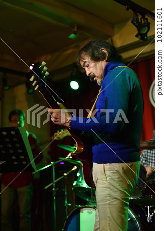 Vocals of a blues band performing at a live house 102111601