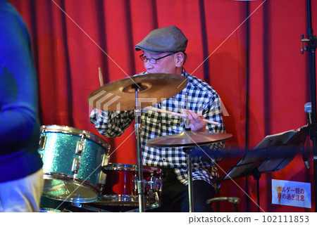 布魯斯樂隊鼓手在現場演奏 102111853