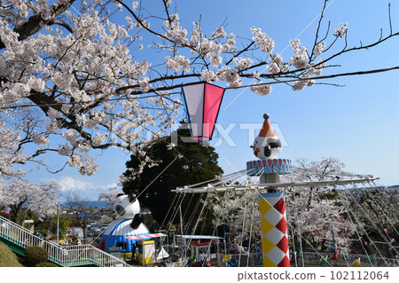 遊樂園和櫻花 遊樂園和櫻花 102112064