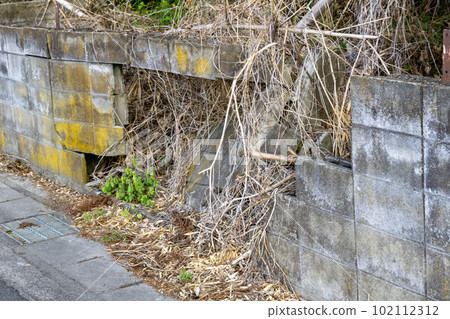 破碎的混凝土砌塊牆 102112312