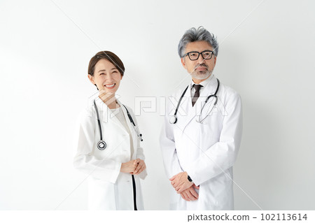 穿白大褂的醫生 102113614