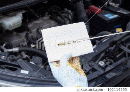 Car engine oil inspection replacement work Car engine oil inspection replacement work 102114365