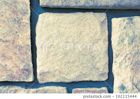 Stone-embedded wall 102115444
