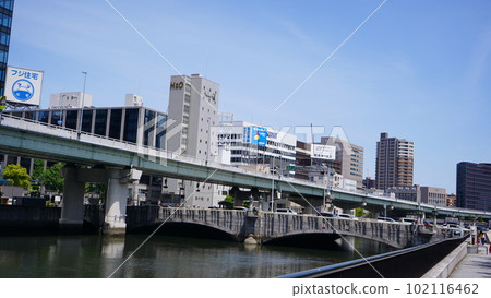 大阪市中之島的堂島河和建築物 大阪市中之島的堂島河和建築物 102116462