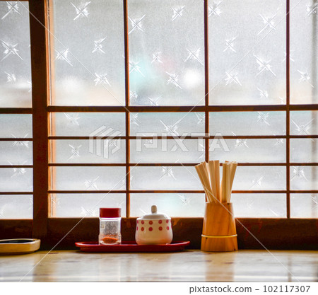 昭和復古餐廳的昭和玻璃窗櫃檯座位和調味架 102117307