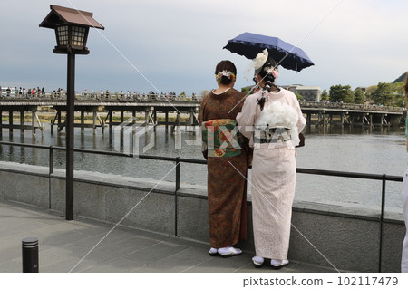 兩人沿河行走背影 102117479