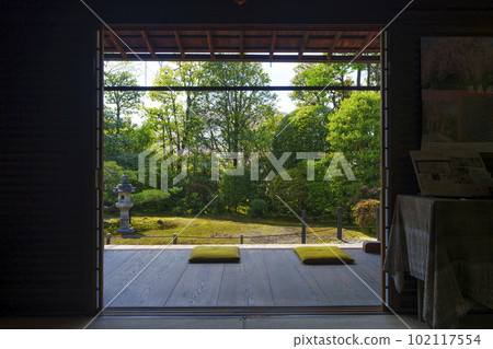 Motonobu's garden seen from the tatami room of Taizo-in, Myoshin-ji Temple 102117554