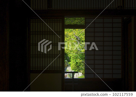 從妙心寺退藏院的榻榻米房間看到的元信庭園 102117559