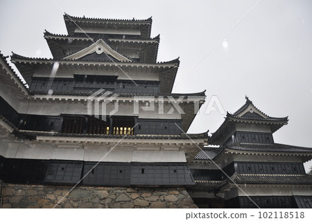 從城牆上仰望的松本城天守閣 102118518