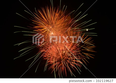 隅田川花火大會上的月亮和五顏六色的煙花 102119627