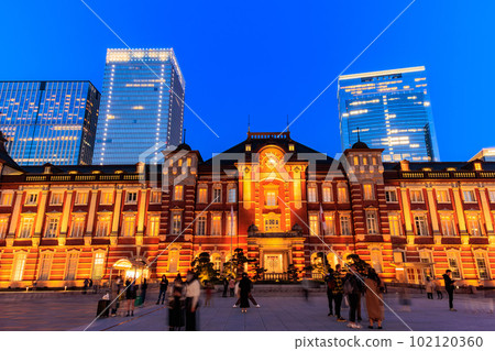 東京、千代田區、丸之內市夜景、東京站和東京中城八重洲 東京、千代田區、丸之內市夜景、東京站和東京中城八重洲 102120360