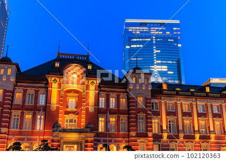 東京、千代田區、丸之內市夜景、東京站和東京中城八重洲 東京、千代田區、丸之內市夜景、東京站和東京中城八重洲 102120363