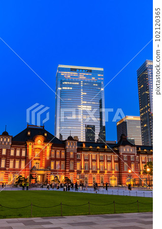 Tokyo, Chiyoda Ward, Marunouchi city scenery in the evening, Tokyo Station and Tokyo Midtown Yaesu 102120365