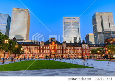 Tokyo, Chiyoda Ward, Marunouchi city scenery in the evening, Tokyo Station and Tokyo Midtown Yaesu 102120371