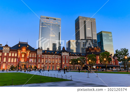 Tokyo, Chiyoda Ward, Marunouchi city scenery in the evening, Tokyo Station and Tokyo Midtown Yaesu 102120374