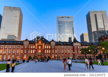Tokyo, Chiyoda Ward, Marunouchi city scenery in the evening, Tokyo Station and Tokyo Midtown Yaesu Tokyo, Chiyoda Ward, Marunouchi city scenery in the evening, Tokyo Station and Tokyo Midtown Yaesu 102120375