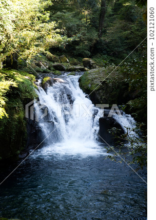 Canyon waterfall 102121060