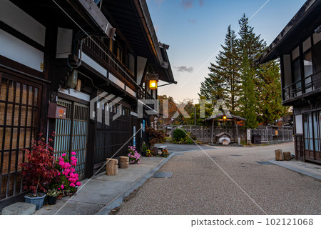長野縣 Shiojiri 市 Kagome Te 在 Narai-juku 的街道景觀中，秋天的樹葉很美 102121068